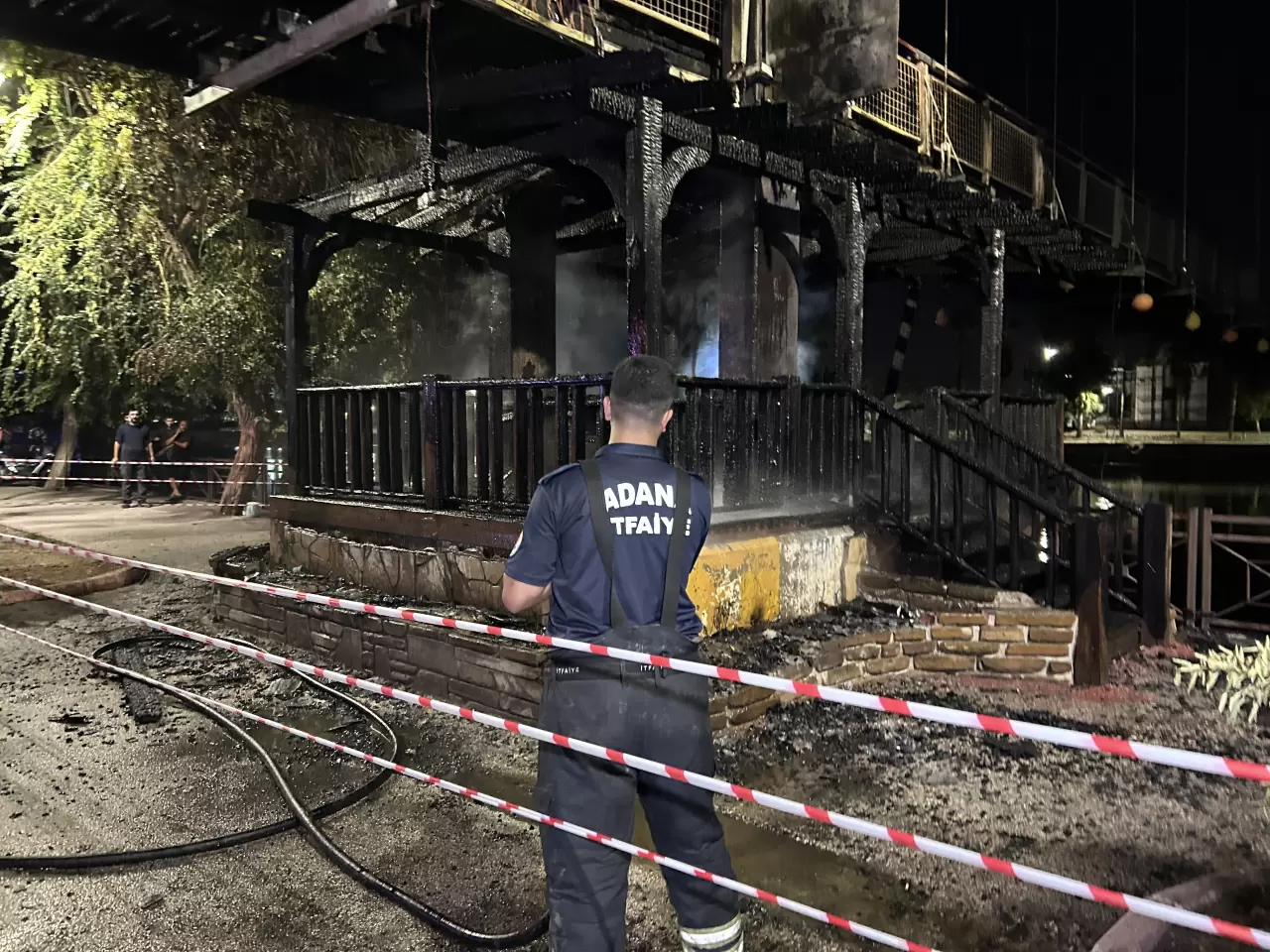 Adana'da asma yaya köprüsünde korkutan yangın