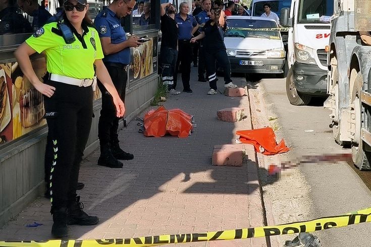 Adana'da manevra yapan beton mikserinin altında kalan bir kişi yaşamını yitirdi.