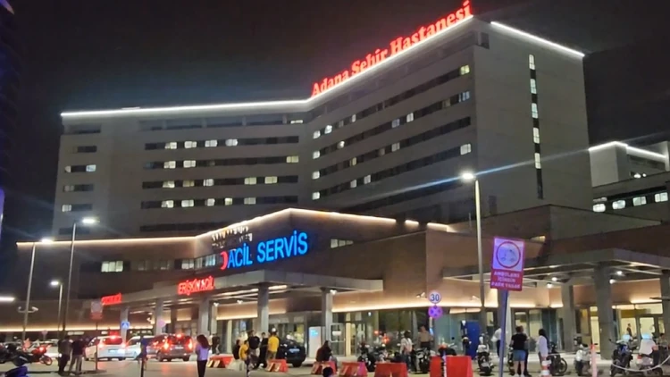 ADANA’da evde tabancayla başından vurulmuş halde yaralı bulunan B.Y. (6), hastaneye kaldırıldı