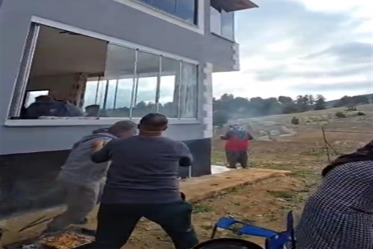 Adana'daki depreme mangal başında yakalandılar