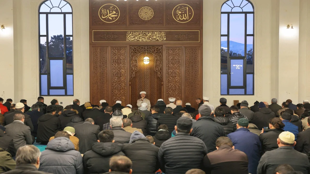 Erzincan'da Sabah namazının hep birlikte kılınmasının ardından Kur’an-ı Kerim tilaveti yapıldı ve dualar edildi.