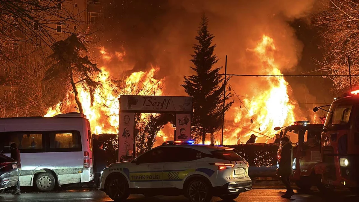 Merkez Bağlar ilçesi Turgut Özal Bulvarı'nda bulunan bir kafede henüz bilinmeyen nedenle yangın çıktı.