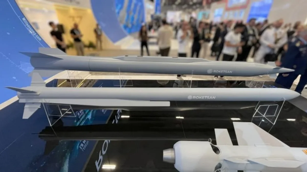 Füze, ara safhada ataletsel seyrüsefer sistemi ve veri bağı ile yönlendirilirken