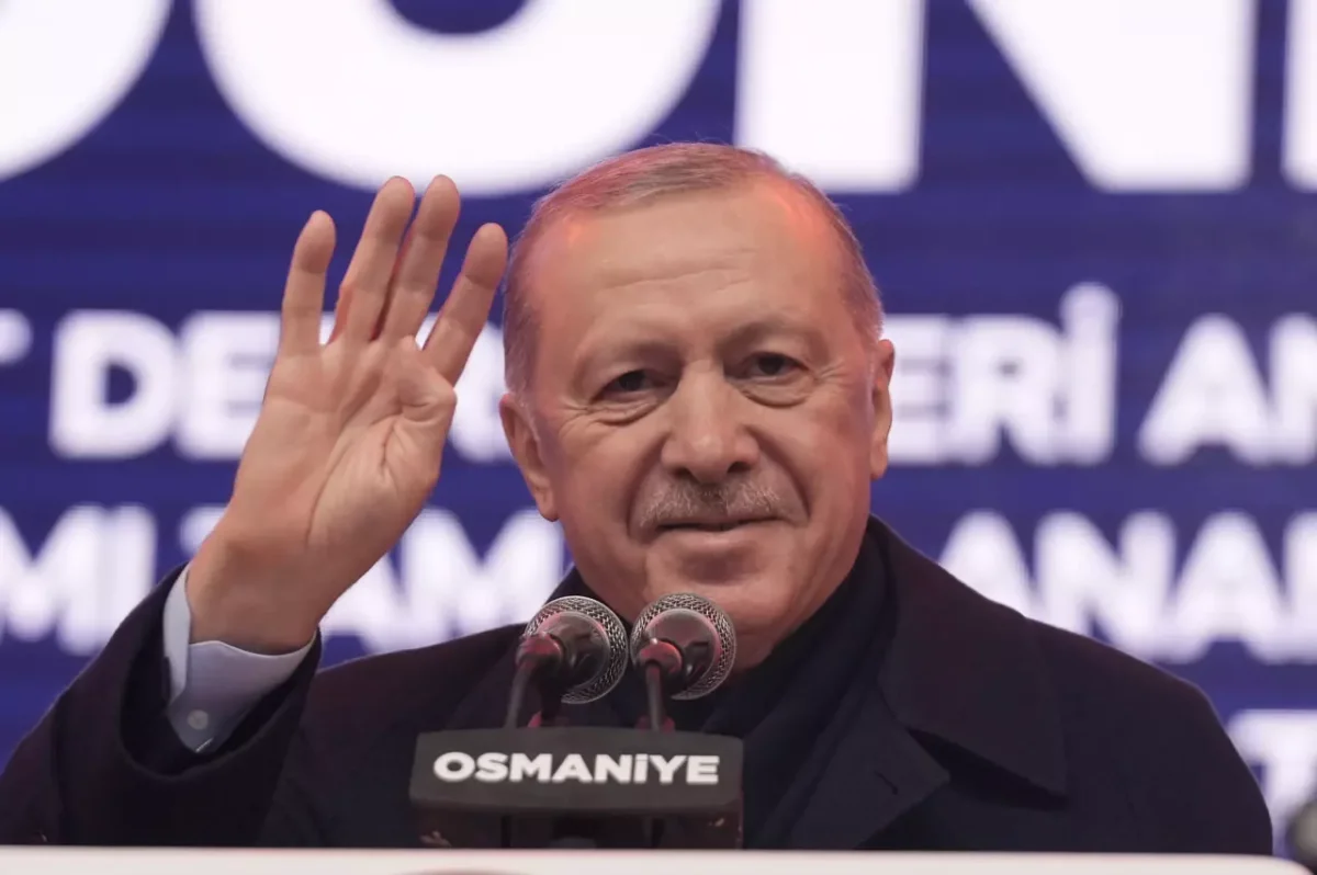 Alanda, "Reisler Osmaniye'de. N'Golo Kante Fenerbahçe'de. Teşekkürler Reisim." pankartı açıldı