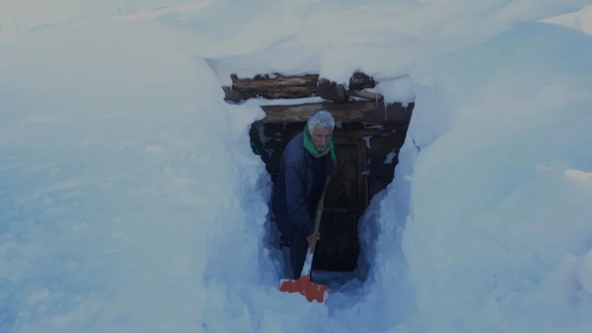 Yüksek rakımı nedeniyle yoğun yağış alan köy, ilkbahar mevsimine de kar altında girdi