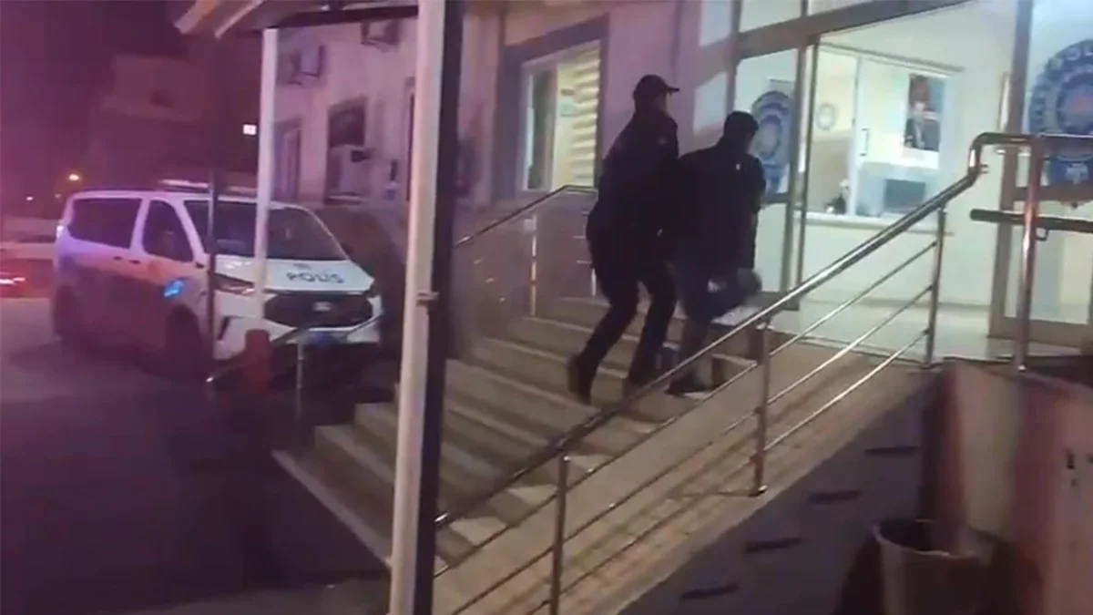 Adana'da hakkında çeşitli suçlardan 32 yıl kesinleşmiş hapis cezası olan firari hükümlü