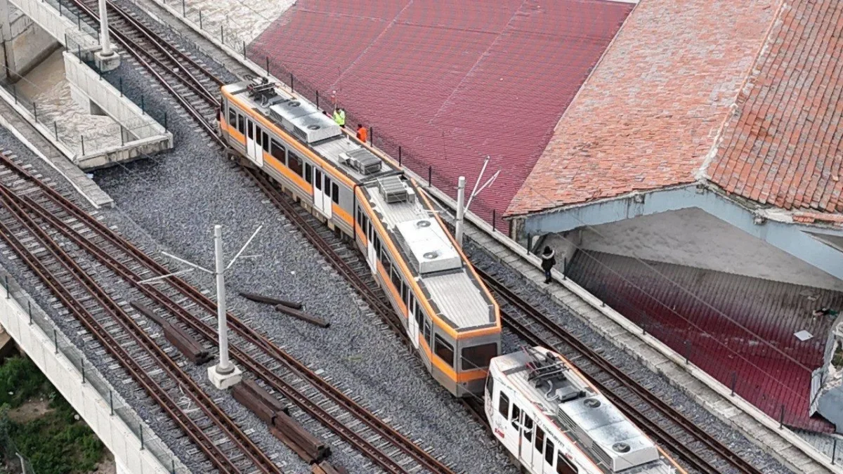 Adana'nın merkez Yüreğir ilçesinde hafif raylı sistemin bir vagonu raydan çıkarak elektrik iletim direğine çarptı