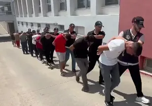 Adana'da uyuşturucu tacirlerine operasyon