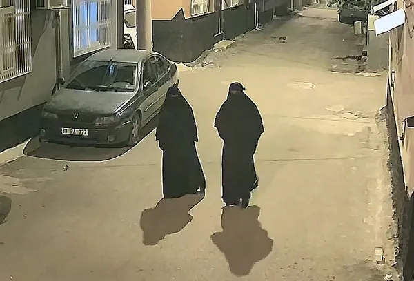 Adana'da Kadın kılığına giren çarşaflı hırsız tutuklandı