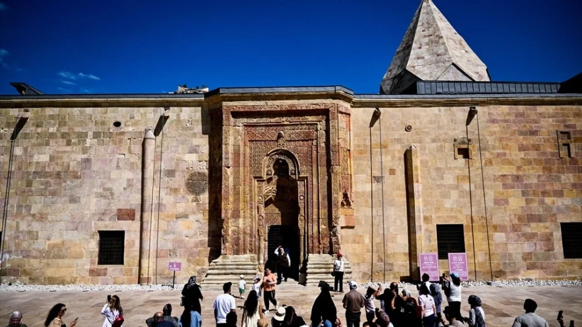 Taşlarda gölgeler yüzyıllardır kıyama duruyor