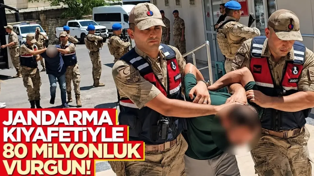 Jandarma kıyafeti giyip resmi olmayan kontrol noktası oluşturan